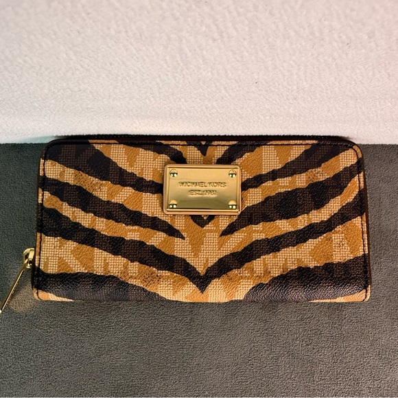 MICHAEL KORS Jet Set Travel Animal Print Zip Around Wallet - Picture 1 of 8